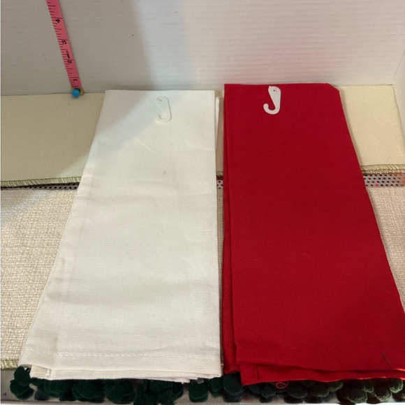 Holiday Bundle 5 Hand Towels, 1Oven Mitt, & 1 Pot Holder - Picture 6 of 12